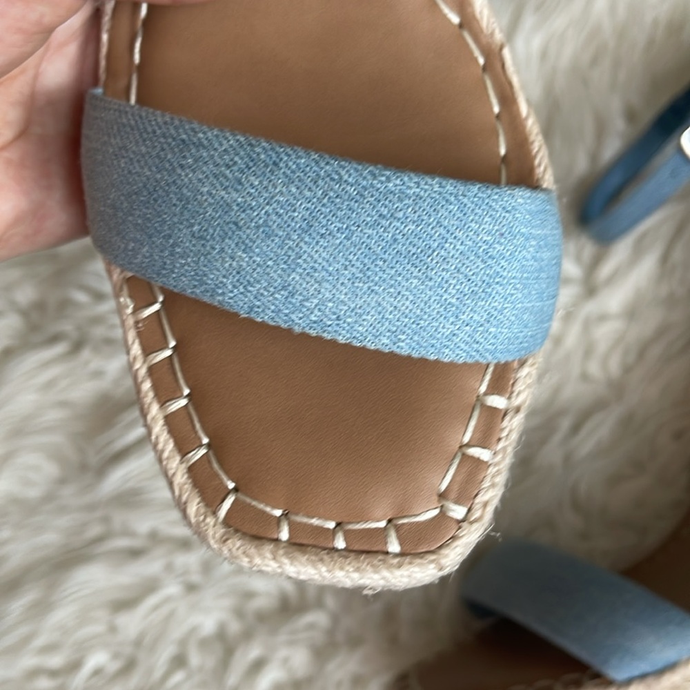 NEW Steve Madden Blue Denim Submit Round Square Toe Buckle Closure Wedge Sandals - Picture 2 of 7